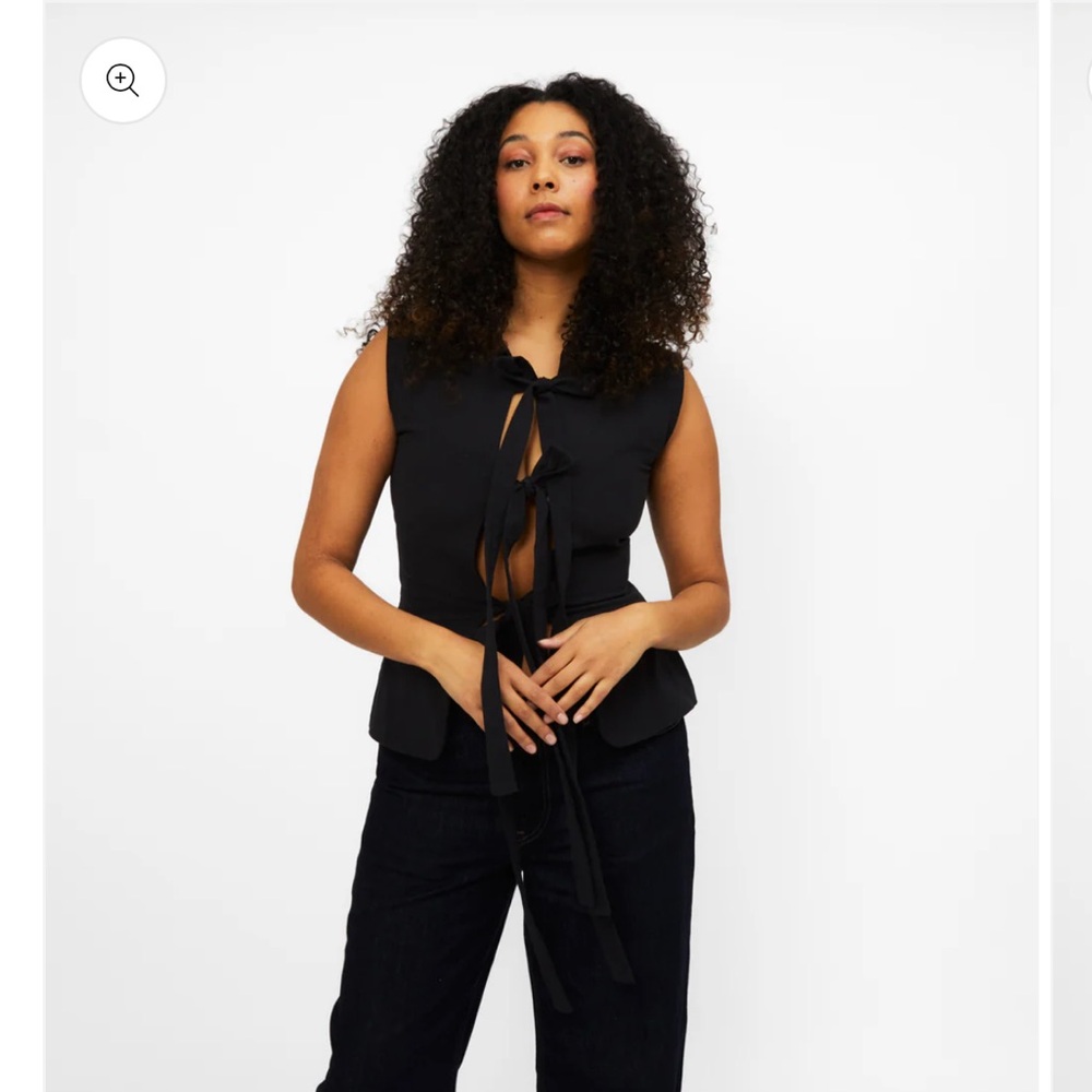 Looking for atelier tulpe bow tie vest in XS black or white.